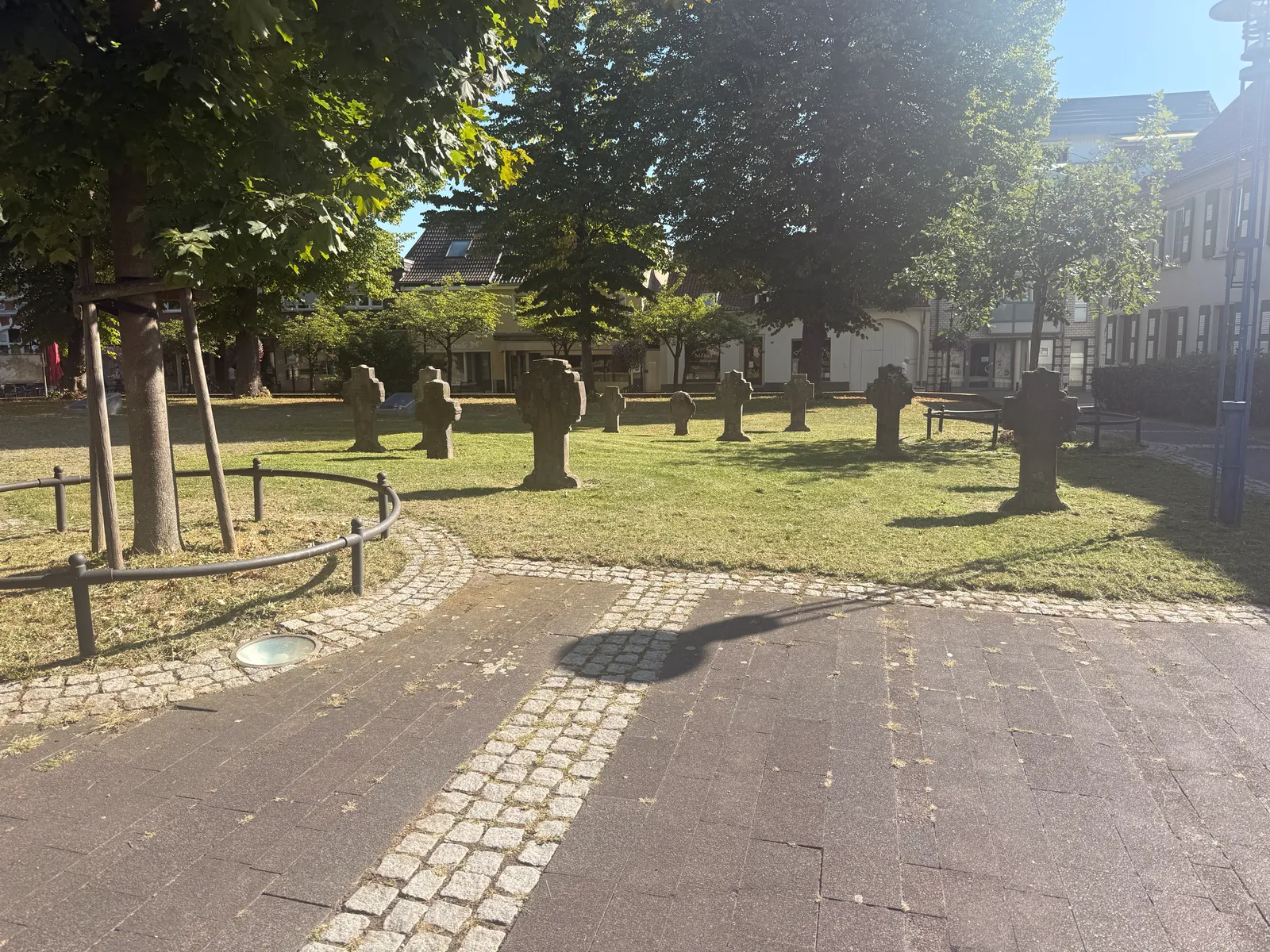 hausmeister innenhof wohnanlage